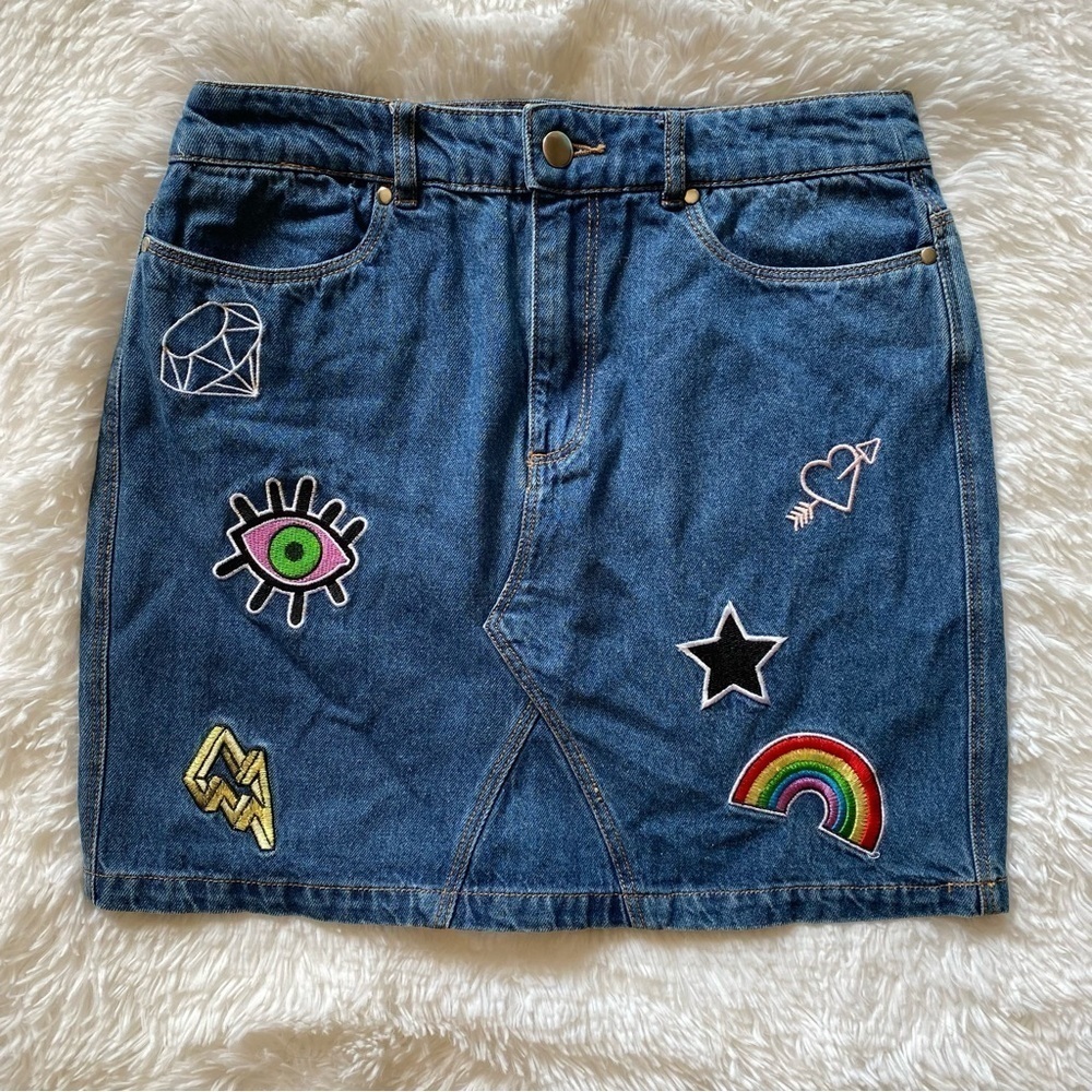 Embroidered patch denim mini skirt
